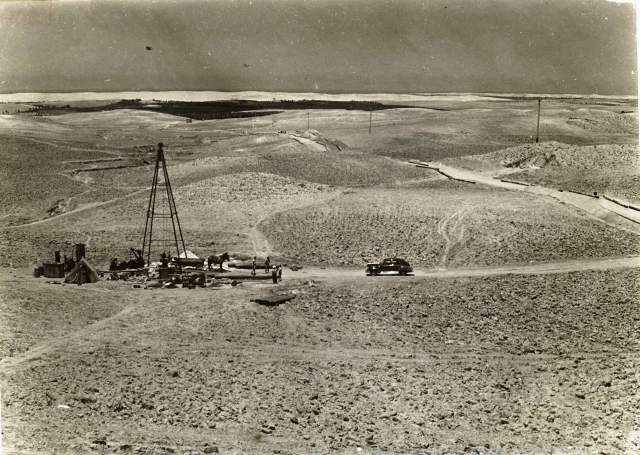 קידוח מים בנירעם, מבט למערב, ברקע הים החולות ופרדסי בית חנון, ארכיון ניר עם